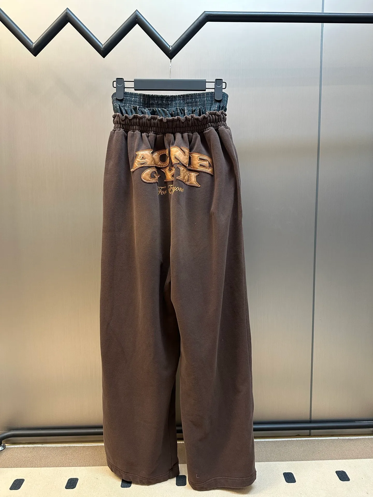 Acne Studios ， ， Dark Coffee Brown ， ， ， ， ， ACNE GYM Brown ，For Everyone ， ， Retro 。 ， ， ACNE GYM ， 。 ， ， ， 。 ， ， ， 。 size：s m l xl